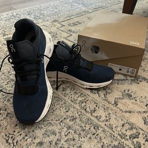 ONCloud Nova, navy and black, women’s size 9